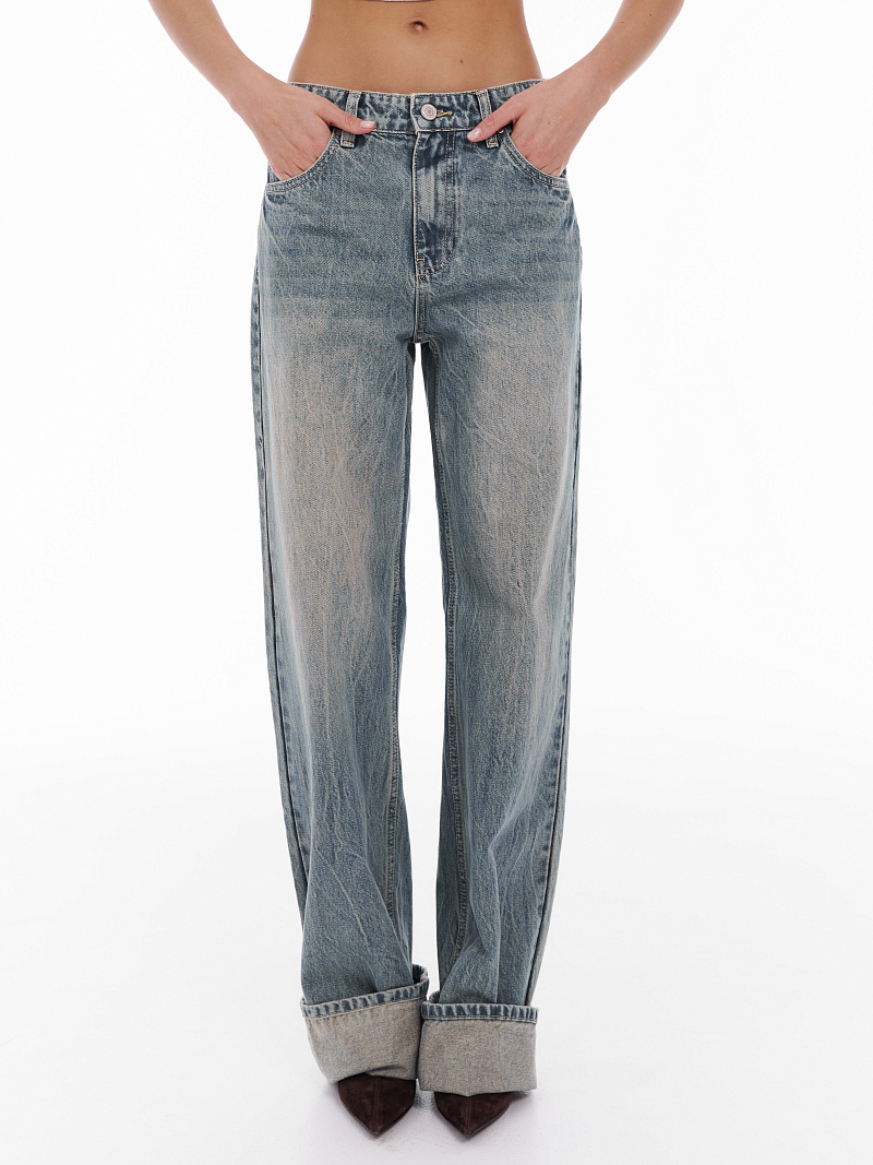 Джинсы с эффектом потертостей и естественных заломов